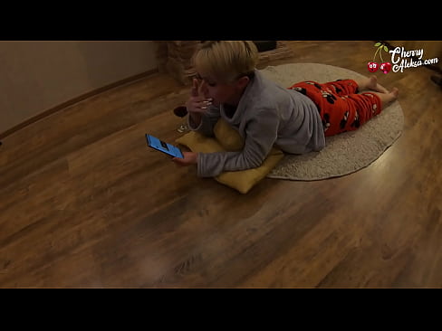 ❤️ Šialená blondínka fajčí obrovský penis a skáče na ňom - análny sex Šukanie video na nás ❌❤